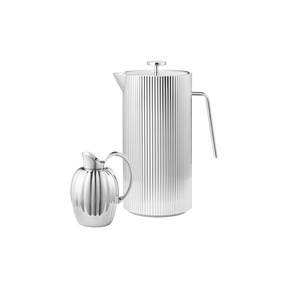 Bernadotte-sæt: Stempelkande med flødekande – originalt design og design inspireret af Sigvard Bernadotte Bernadotte-sæt: Stempelkande med flødekande – originalt design og design inspireret af Sigvard Bernadotte