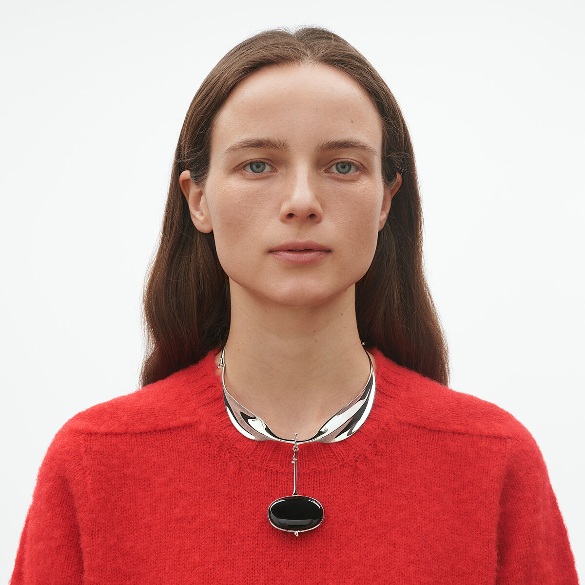   ヴィヴィアンナ・トールン デザインのネックリング SS25_ECOM_ON_MODEL_VIVIANNA_NE