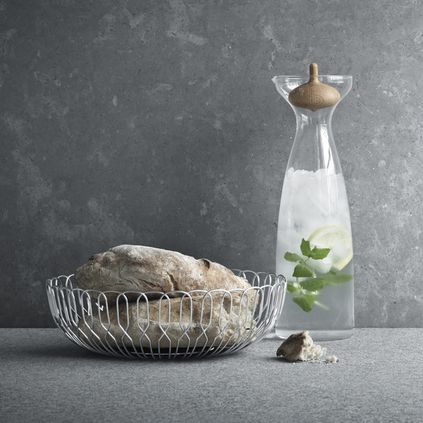 https://www.georgjensen.com/dw/image/v2/BBPS_PRD/on/demandware.static/-/Sites-master-catalog/default/dw917167cf/images/hi-res/3586321_3586306_3586635_3586205_ALFREDO-carafe-1L-glass-life-style.png?sw=610&sh=610&sm=fit