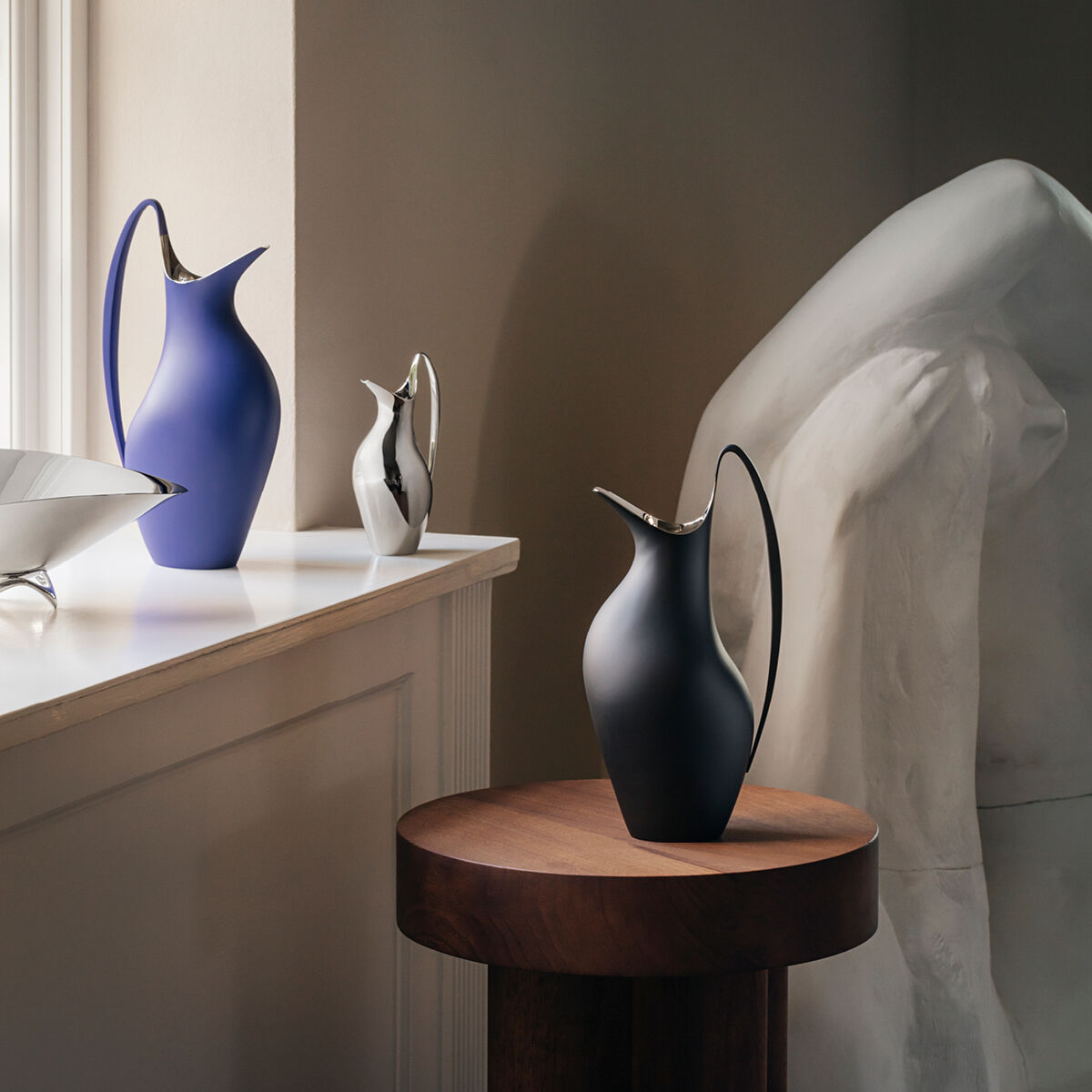 KOPPEL Pitcher, Midnight Black, in stainless steel.