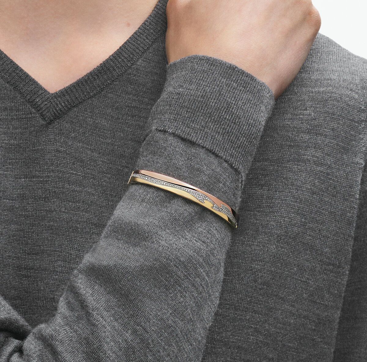 Fusion 18 Kt. yellow gold bangle with white diamonds | Georg Jensen