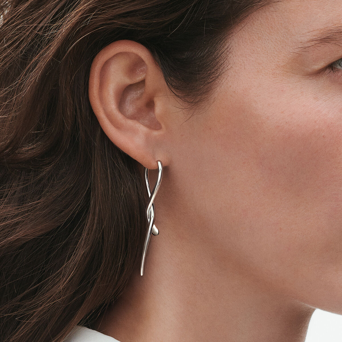 Mercy long dangle earring in sterling silver | Georg Jensen