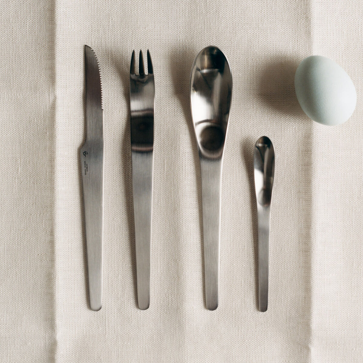 デバイスワークス カトラリー4セット deviceworks ARNE JACOBSEN 4ピースカトラリーセット。ステンレススチール製。
