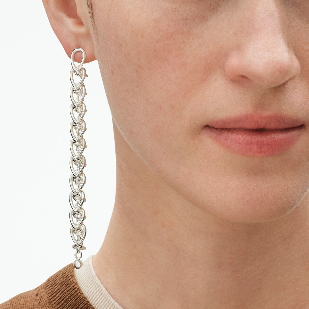 GJ_SS26_ECOM_ON_MODEL_WEFT_EAR
