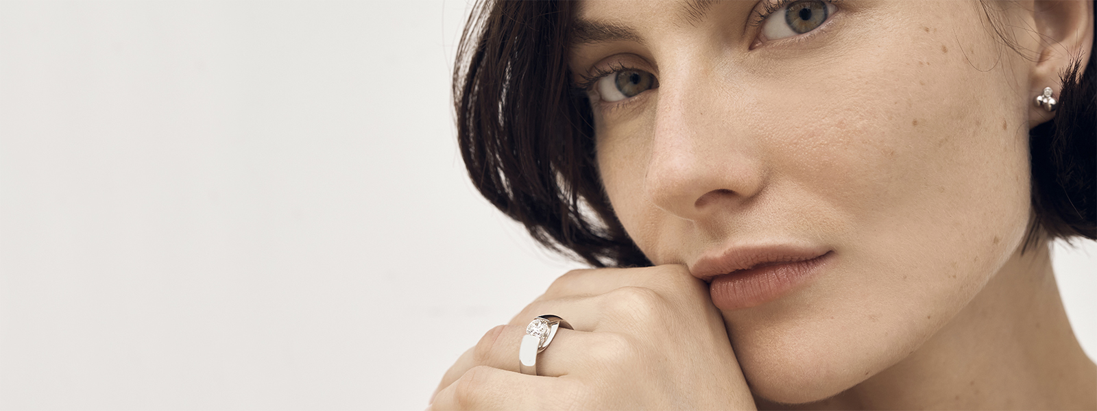 ring in 18 kt. white gold with Diamond on model finger with white background from the centenary collection by georg jensen jewellery