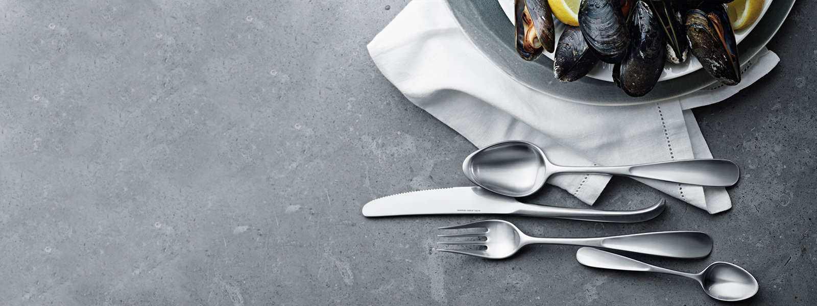Matte cutlery set with fork, knife, spoon and teaspoon from the Vivianna collection