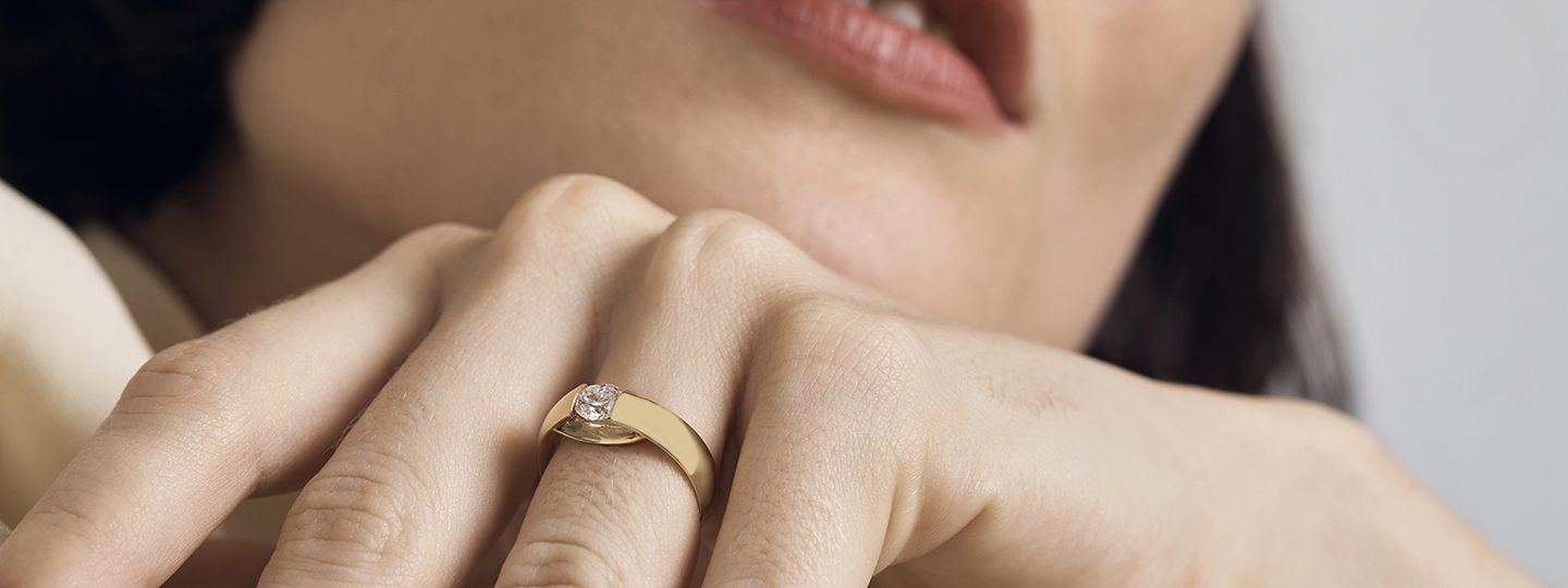 18 kt. gold and diamond ring on Australian influencer model from the Centenary collection