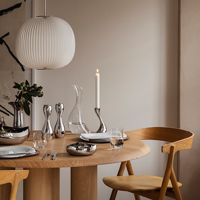 Cobra 2021 collection with mirror polished stainless steel candle holders, salt and pepper set and plates