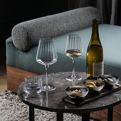Still life photo with a bottle of wine and crystal clear wine glasses from the Bernadotte collection inspired by Sigvard Bernadotte