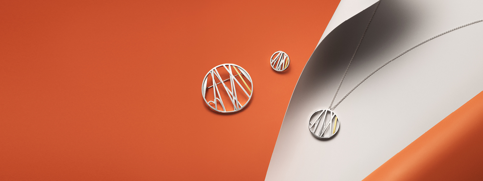 18 kt. guld og sterling sølv Jubilæums smykke i forbindelse med H.M. Dronning Margrethe 2. 50 års regentjubilæum designet af  Ditte Bjerregaard og Sofie Elkjær Jensen