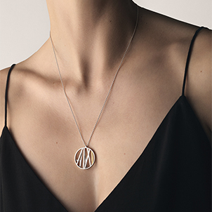 18 kt. guld og oxideret sterling sølv Jubilæumssmykke som vedhæng fra Georg Jensens designkonkurrence i anledning af H. M. Dronningens 50 år som regent. Designet af 