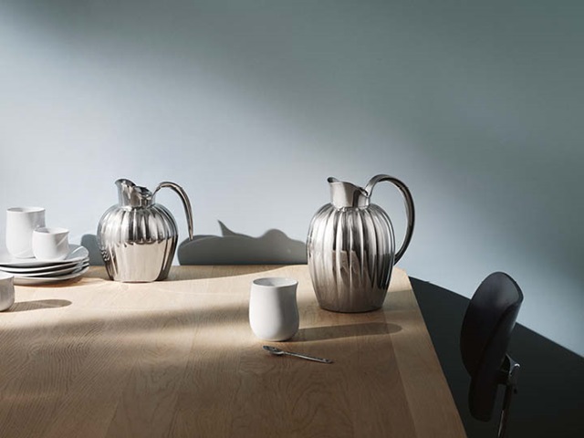 Bernadotte thermo and thermo jug in stainless steel and Cobra plates and thermo cups in white porcelain