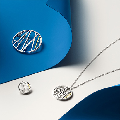 18kt. guld og sterling sølv smykke i anledning af dronningens 50 år som regent designed af Ditte Bjerregaard og Sofie Elkjær Jensen