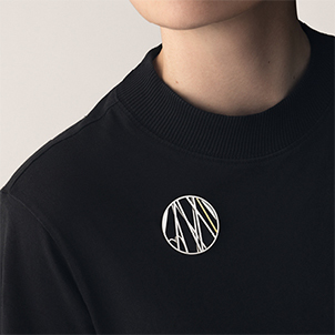 18 kt. guld og oxideret sterling sølv Jubilæumssmykke som Brooche fra Georg Jensens designkonkurrence i anledning af H. M. Dronningens 50 år som regent. Designet af 