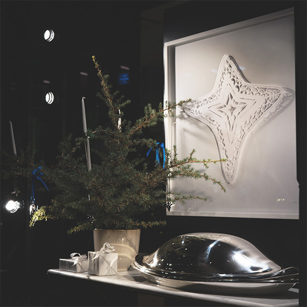 Fiskefad 1026 i sølv designet af Henning Koppel og produceret af Georg Jensen udstillet i Amagertorv butikken