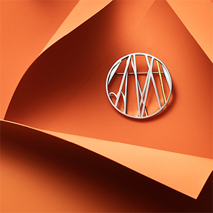 18 kt. guld og sterling sølv Jubilæumssmykke i forbindelse med H.M. Dronning Margrethe 2. 50 års regentjubilæum designet af  Ditte Bjerregaard og Sofie Elkjær Jensen