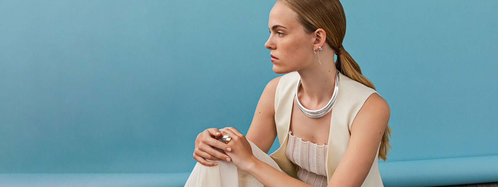 Curve silver necklace and mixed earrings designed by Georg Jensen