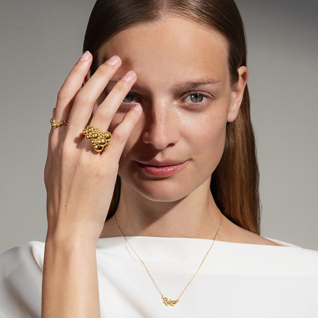 Rings and necklace in 18kt yellow gold from the Moonlight Grapes collection
