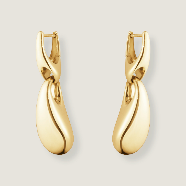 Earrings in 18 kt recycled gold from Reflect Collection designed by Jacqueline Rabun