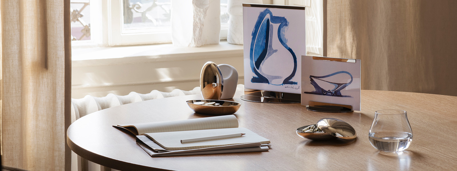 Mirror polished stainless steel trays and crystal clear glass from the Sky collection
