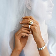 Rings and bangles in 18 kt. gold and sterling silver from the Curve collection