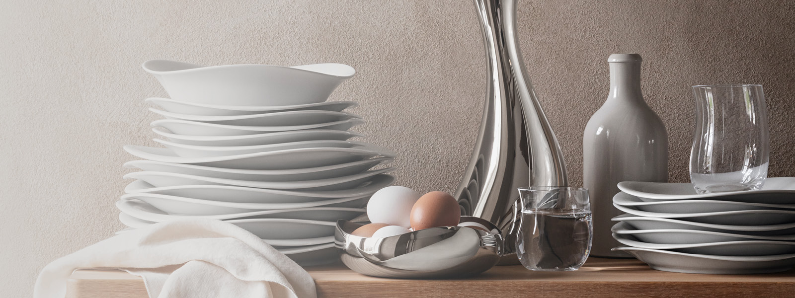 Mirror polished stainless steel carafe and plates from the Cobra 2021 collection