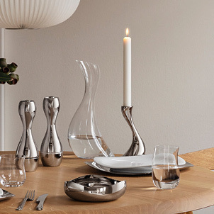 Summer table setting with the Cobra collection designed by Georg Jensen