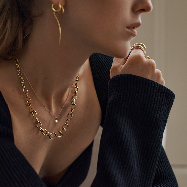 18 kt. gold earrings and necklace from the Offspring collection