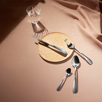 Mirror polished stainless steel cutlery from the Vivianna cutlery collection designed by Vivianna