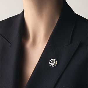 18 kt. guld og oxideret sterling sølv Jubilæumssmykke som Pin fra Georg Jensens designkonkurrence i anledning af H. M. Dronningens 50 år som regent. Designet af