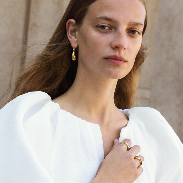 Earrings and rings in 18 kt yellow gold from the Reflect collection designed by Jacqueline Rabun